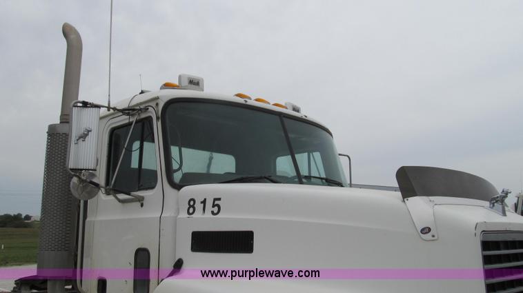 image for item G2061 2002 Mack CH613 semi truck