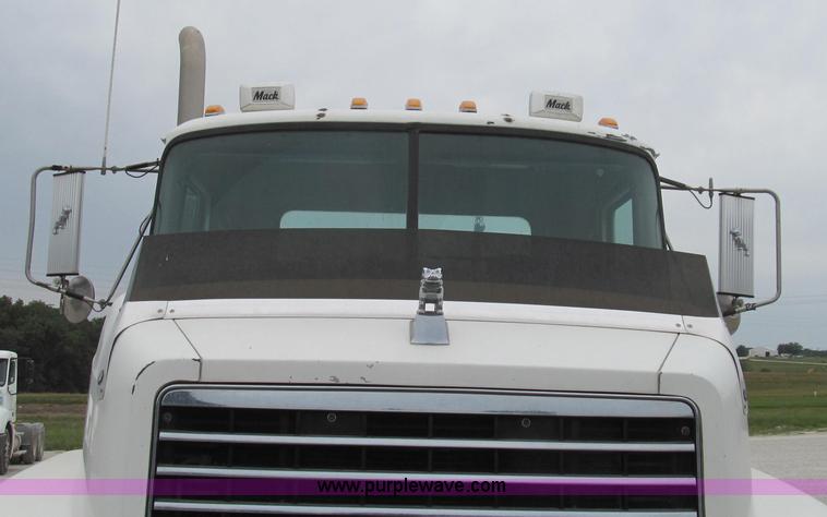 image for item G2061 2002 Mack CH613 semi truck