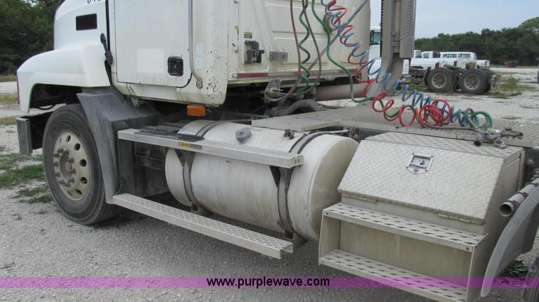 image for item G2061 2002 Mack CH613 semi truck