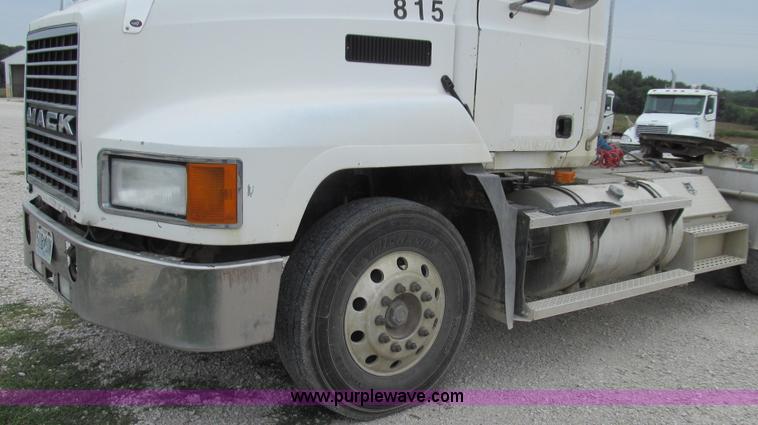 image for item G2061 2002 Mack CH613 semi truck