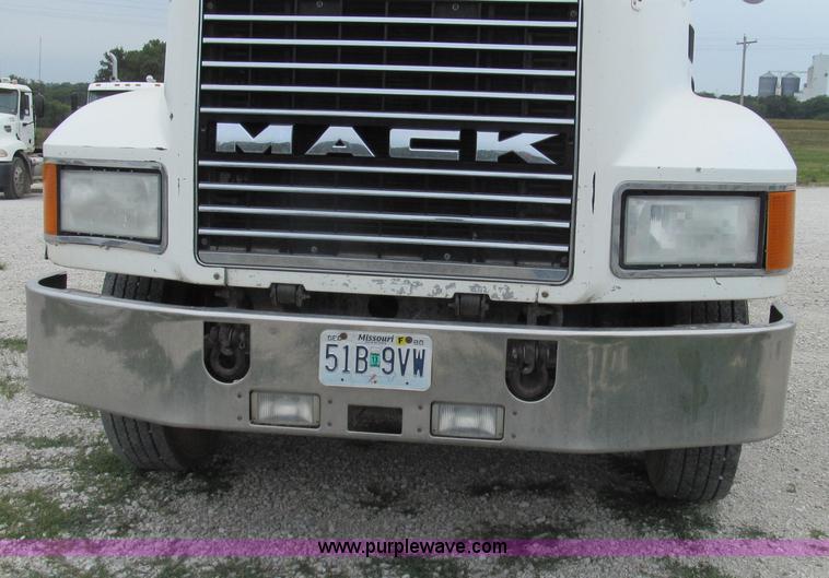 image for item G2061 2002 Mack CH613 semi truck