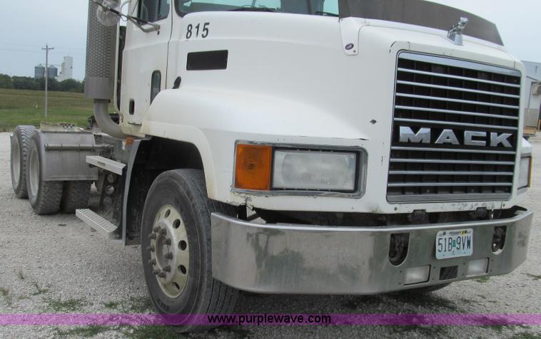 image for item G2061 2002 Mack CH613 semi truck