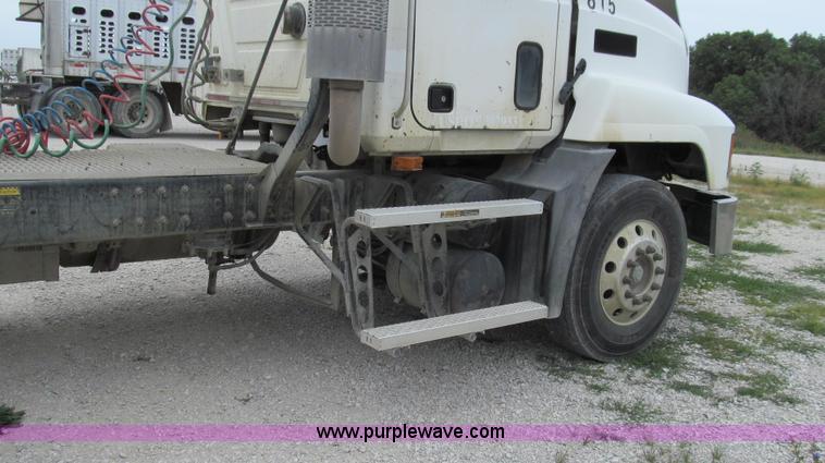 image for item G2061 2002 Mack CH613 semi truck