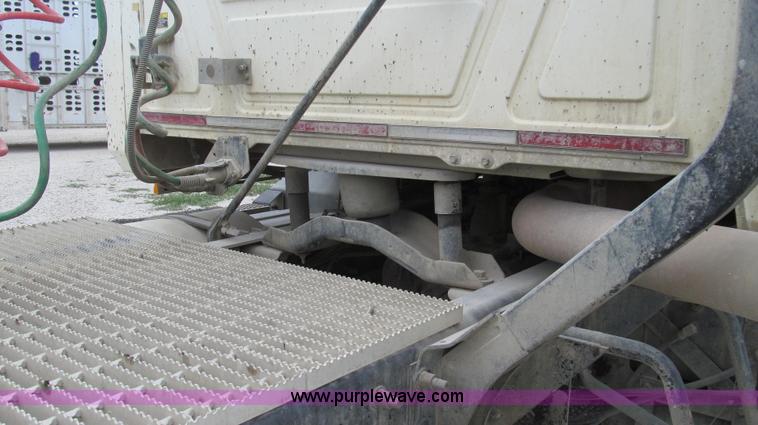 image for item G2061 2002 Mack CH613 semi truck