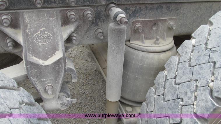 image for item G2061 2002 Mack CH613 semi truck