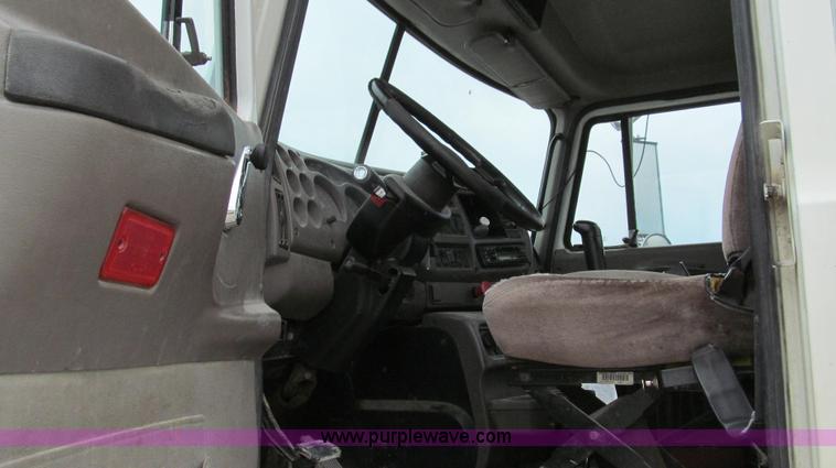 image for item G2061 2002 Mack CH613 semi truck