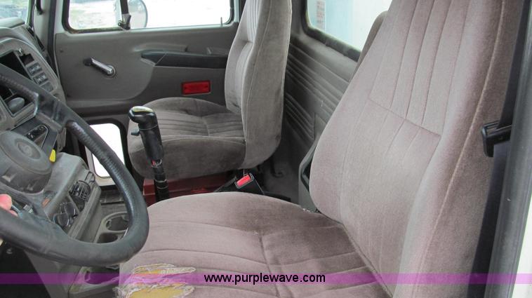 image for item G2061 2002 Mack CH613 semi truck