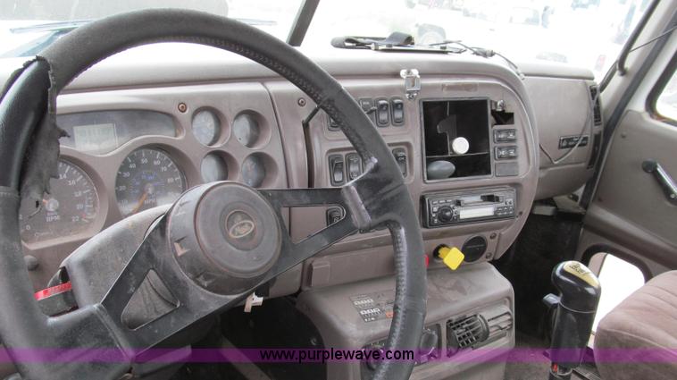 image for item G2061 2002 Mack CH613 semi truck