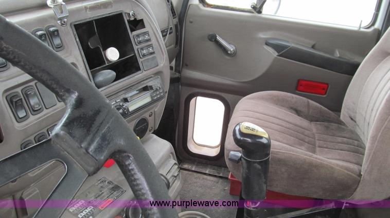 image for item G2061 2002 Mack CH613 semi truck