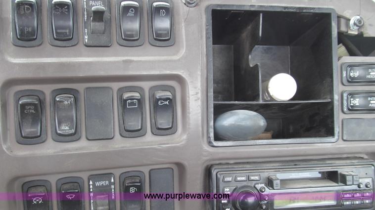 image for item G2061 2002 Mack CH613 semi truck