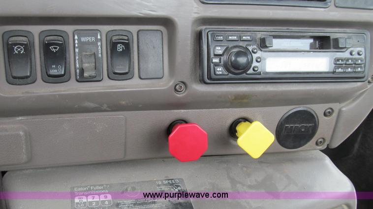 image for item G2061 2002 Mack CH613 semi truck