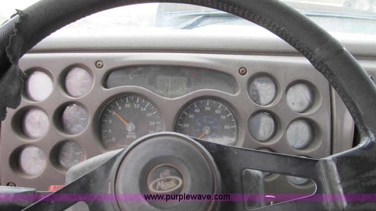 image for item G2061 2002 Mack CH613 semi truck