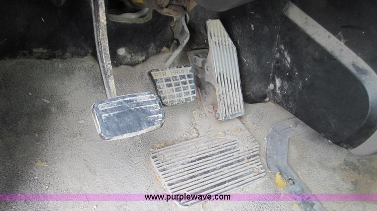 image for item G2061 2002 Mack CH613 semi truck