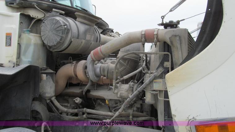 image for item G2061 2002 Mack CH613 semi truck