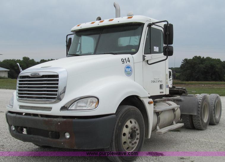 image for item G2062 2005 Freightliner Columbia C12064ST semi truck