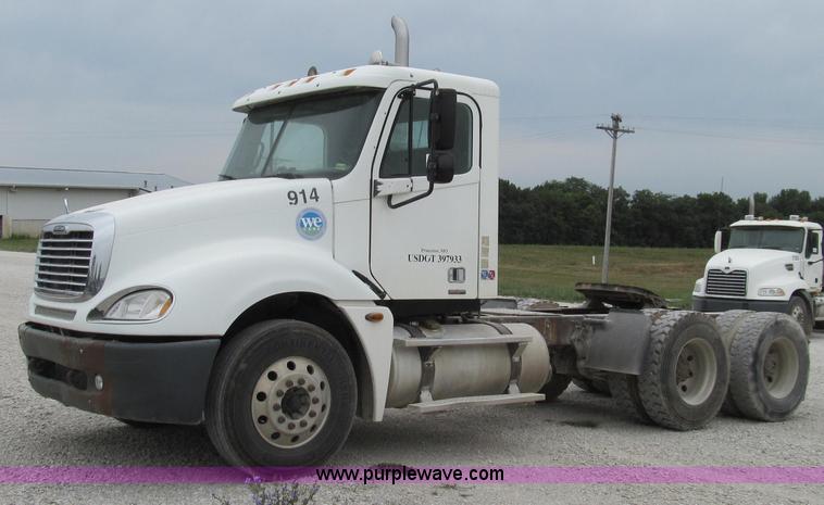 image for item G2062 2005 Freightliner Columbia C12064ST semi truck