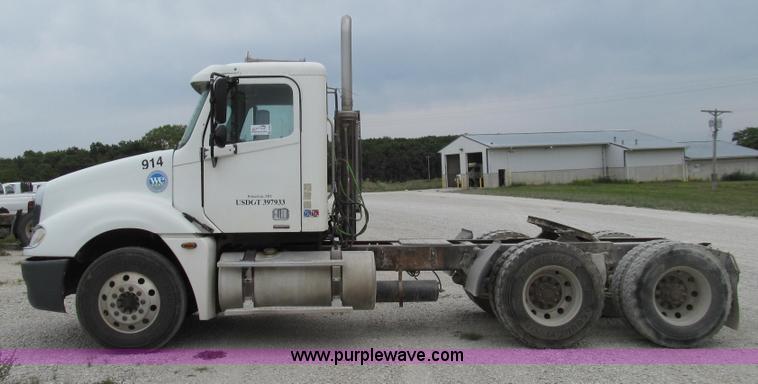 image for item G2062 2005 Freightliner Columbia C12064ST semi truck