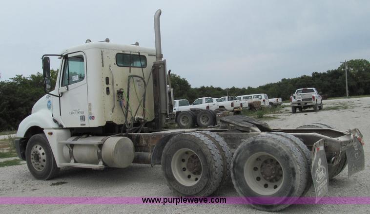image for item G2062 2005 Freightliner Columbia C12064ST semi truck