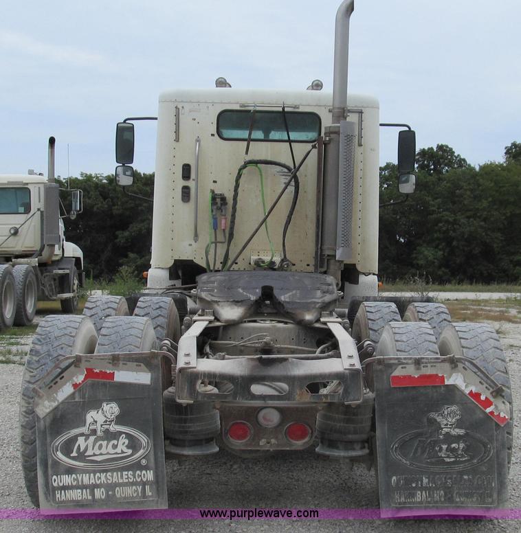 image for item G2062 2005 Freightliner Columbia C12064ST semi truck