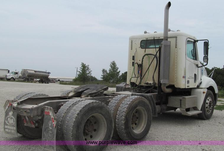 image for item G2062 2005 Freightliner Columbia C12064ST semi truck