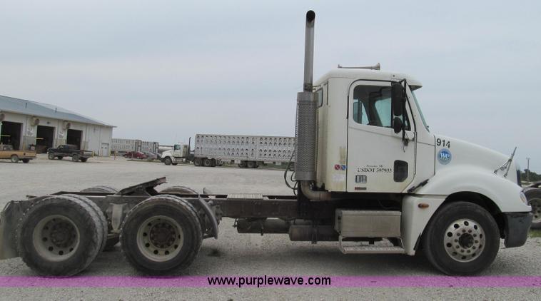 image for item G2062 2005 Freightliner Columbia C12064ST semi truck