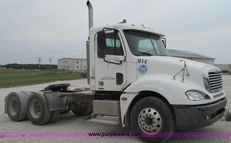 image for item G2062 2005 Freightliner Columbia C12064ST semi truck
