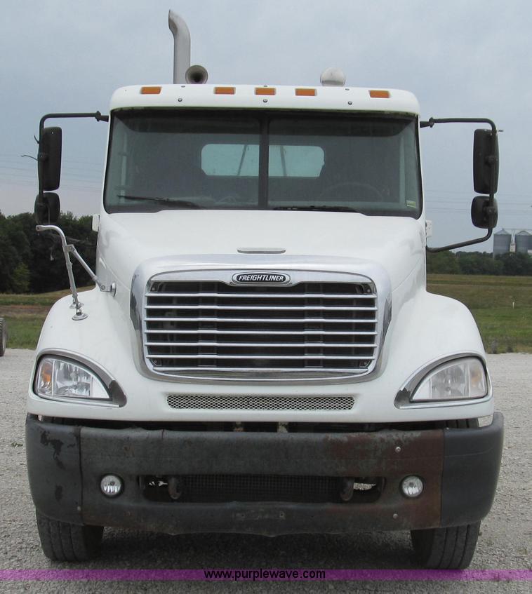 image for item G2062 2005 Freightliner Columbia C12064ST semi truck