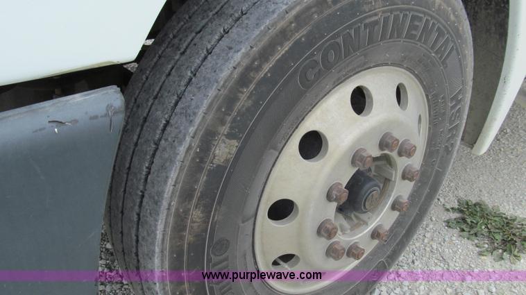 image for item G2062 2005 Freightliner Columbia C12064ST semi truck