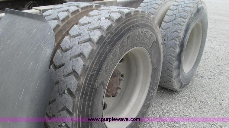 image for item G2062 2005 Freightliner Columbia C12064ST semi truck