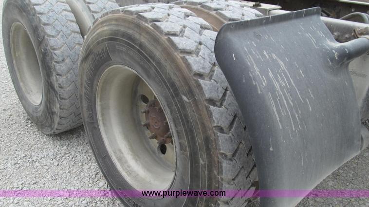 image for item G2062 2005 Freightliner Columbia C12064ST semi truck