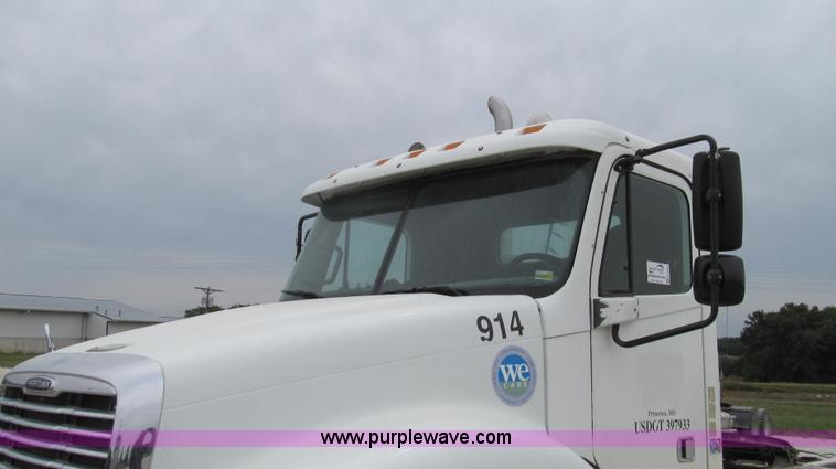 image for item G2062 2005 Freightliner Columbia C12064ST semi truck