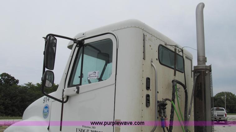 image for item G2062 2005 Freightliner Columbia C12064ST semi truck