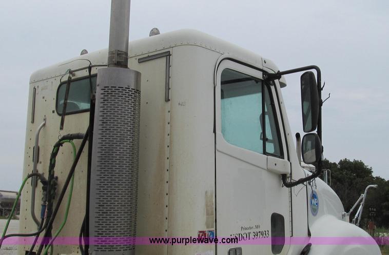 image for item G2062 2005 Freightliner Columbia C12064ST semi truck