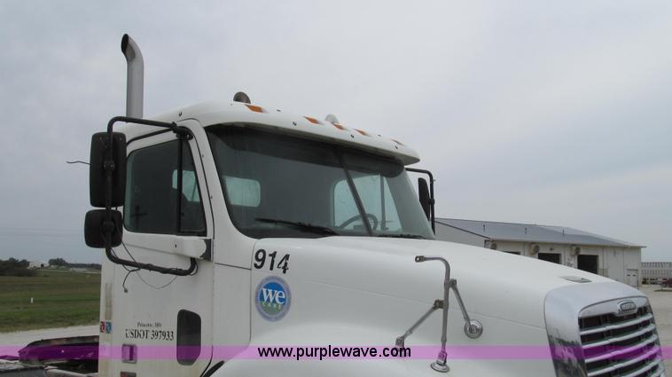 image for item G2062 2005 Freightliner Columbia C12064ST semi truck