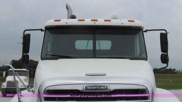 image for item G2062 2005 Freightliner Columbia C12064ST semi truck