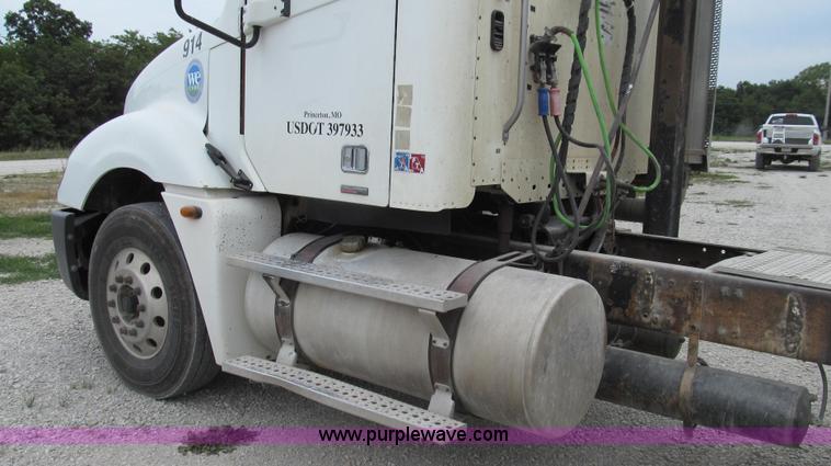 image for item G2062 2005 Freightliner Columbia C12064ST semi truck