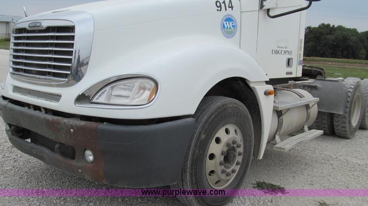image for item G2062 2005 Freightliner Columbia C12064ST semi truck