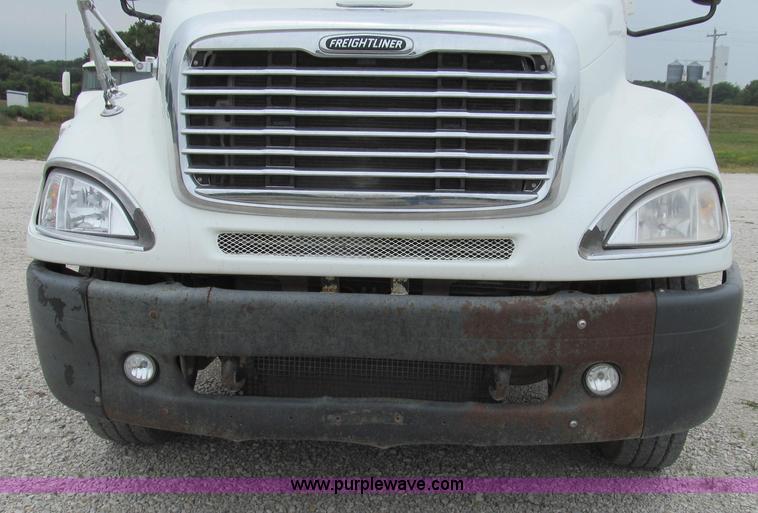 image for item G2062 2005 Freightliner Columbia C12064ST semi truck