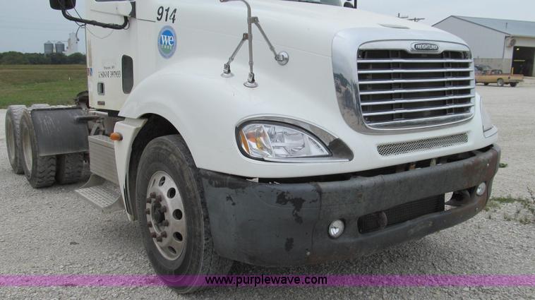 image for item G2062 2005 Freightliner Columbia C12064ST semi truck
