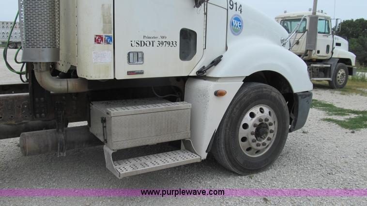 image for item G2062 2005 Freightliner Columbia C12064ST semi truck