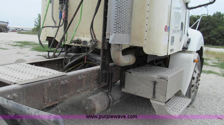 image for item G2062 2005 Freightliner Columbia C12064ST semi truck