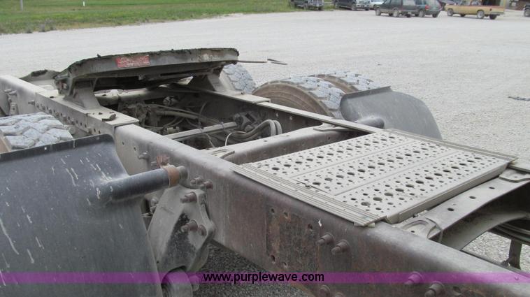 image for item G2062 2005 Freightliner Columbia C12064ST semi truck