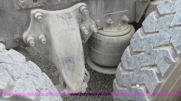 image for item G2062 2005 Freightliner Columbia C12064ST semi truck