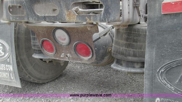 image for item G2062 2005 Freightliner Columbia C12064ST semi truck