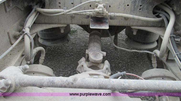 image for item G2062 2005 Freightliner Columbia C12064ST semi truck