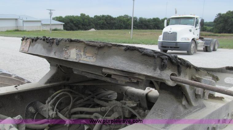 image for item G2062 2005 Freightliner Columbia C12064ST semi truck