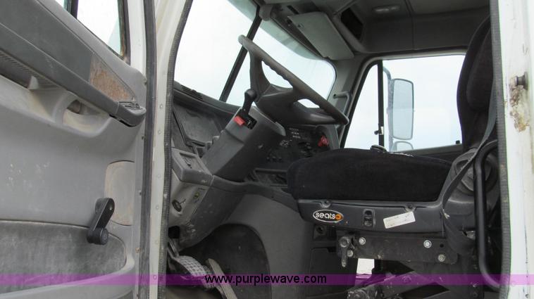 image for item G2062 2005 Freightliner Columbia C12064ST semi truck