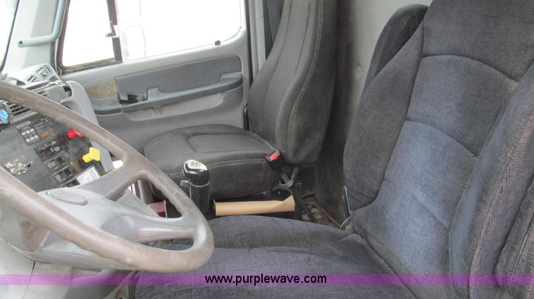 image for item G2062 2005 Freightliner Columbia C12064ST semi truck