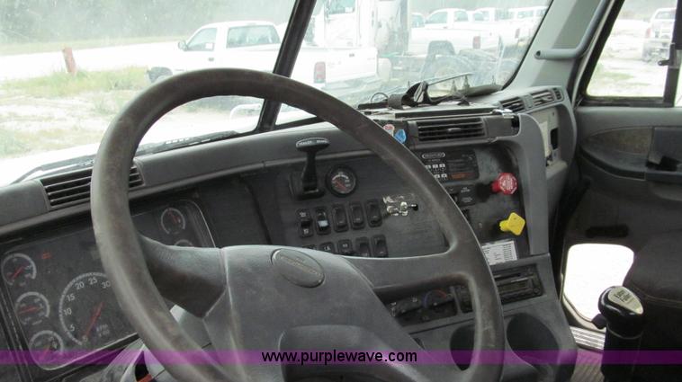 image for item G2062 2005 Freightliner Columbia C12064ST semi truck