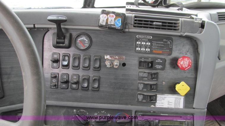 image for item G2062 2005 Freightliner Columbia C12064ST semi truck